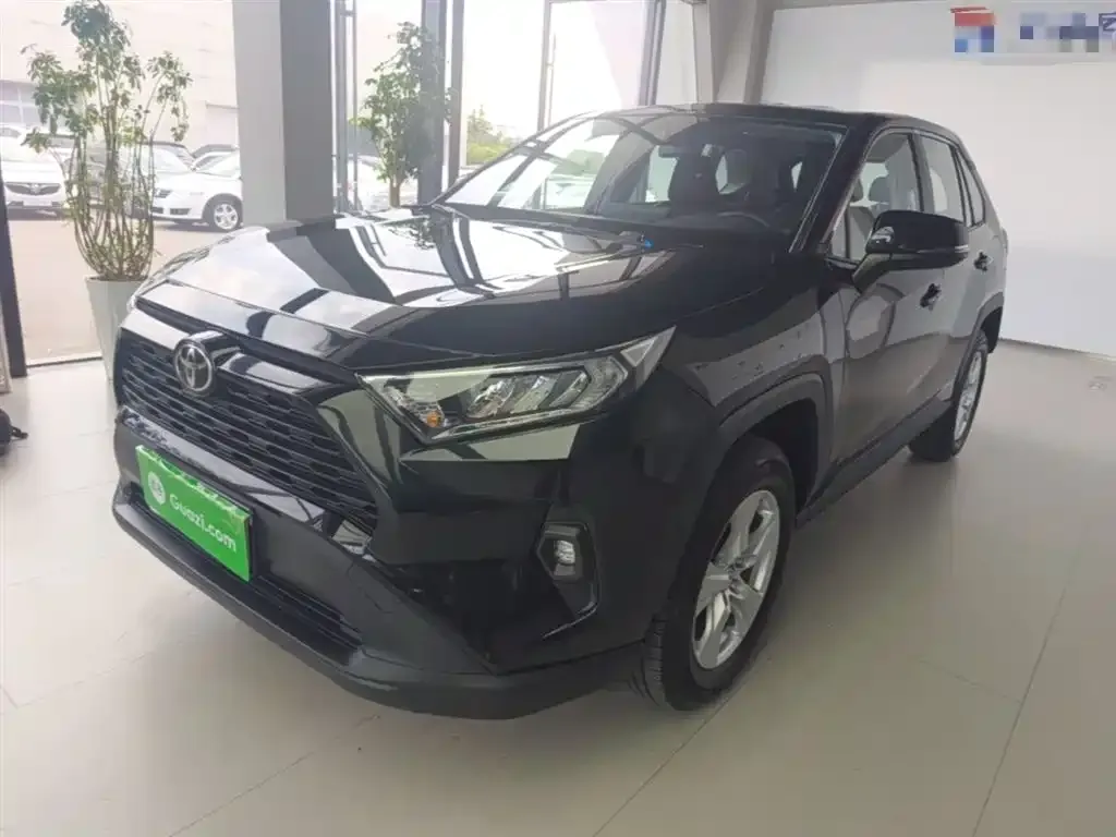 Toyota RAV4 — фото 1