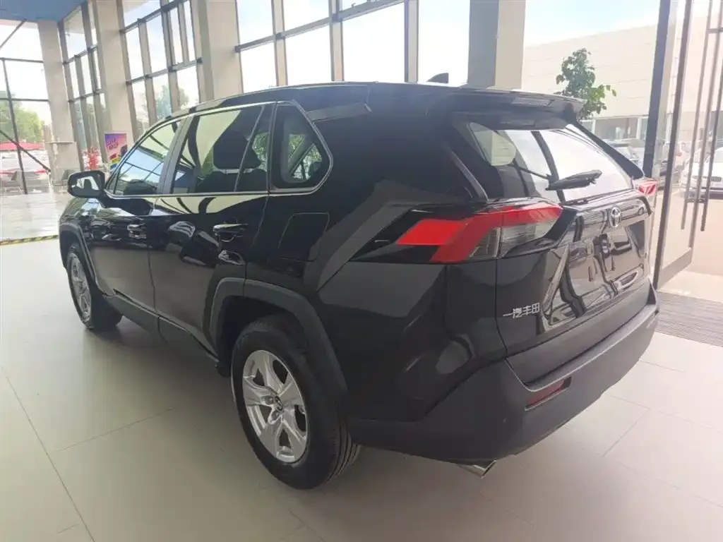 Toyota RAV4 — фото 3