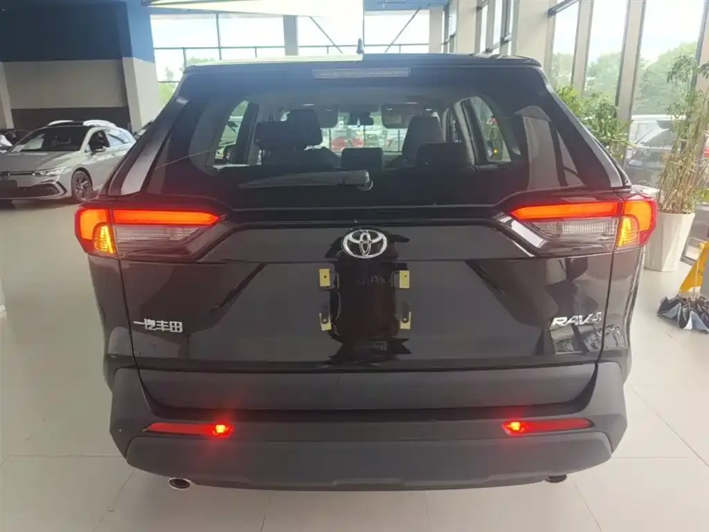 Toyota RAV4 — фото 4