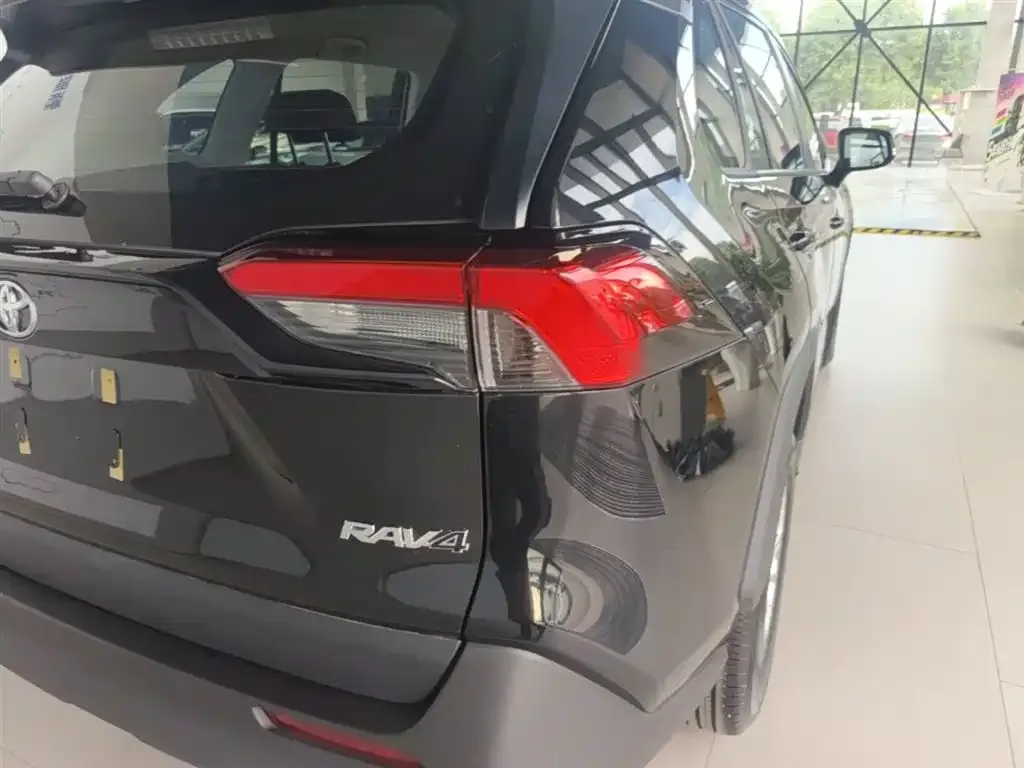 Toyota RAV4 — фото 8