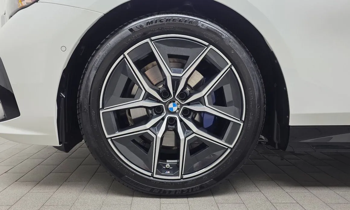 BMW 5-Series — фото 8