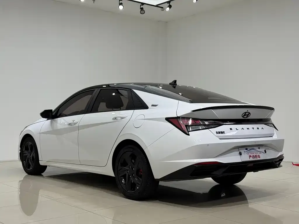 Hyundai Elantra — фото 10