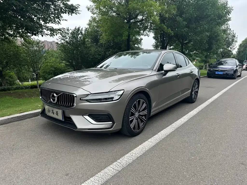 Volvo S60 — фото 1