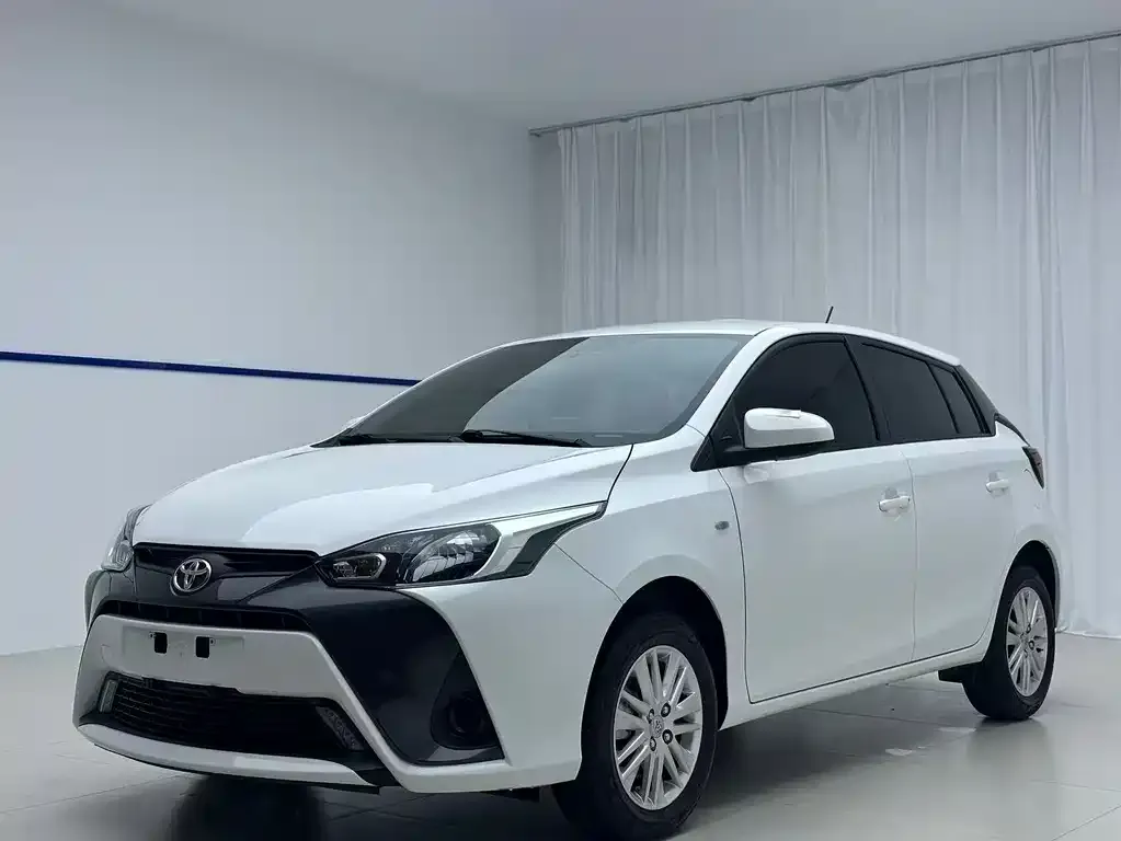 Toyota Yaris L — фото 1