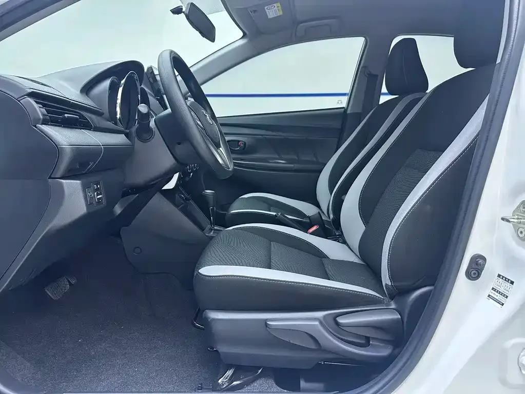 Toyota Yaris L — фото 6