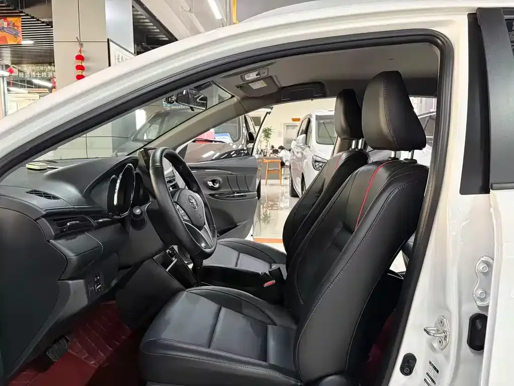 Toyota Yaris L — фото 2