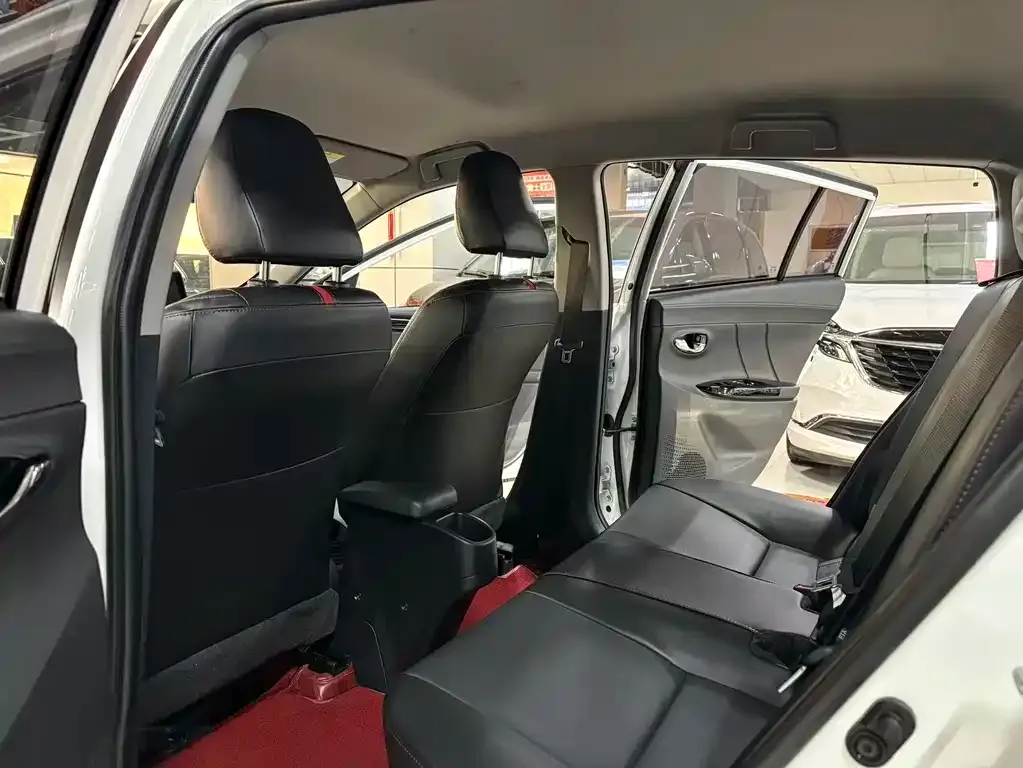 Toyota Yaris L — фото 3