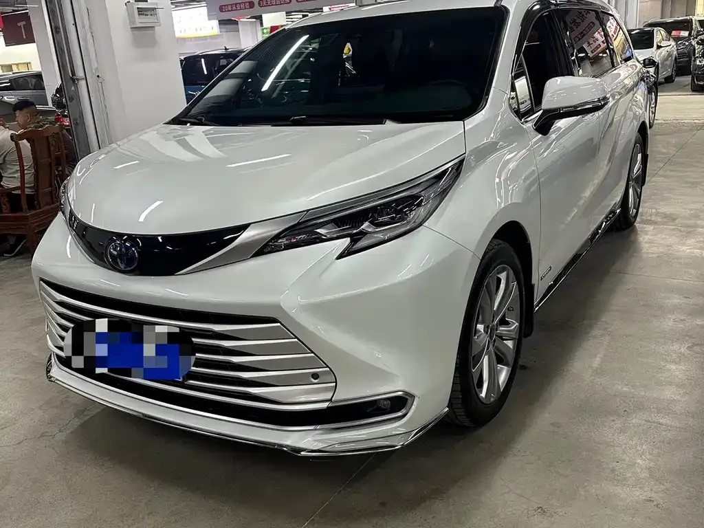 Toyota Sienna — фото 1