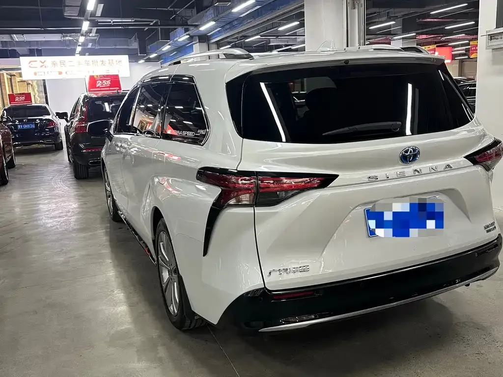 Toyota Sienna — фото 5
