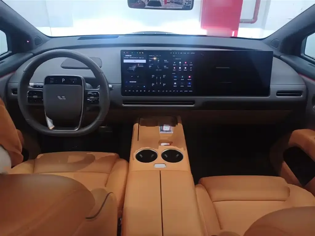 Li Auto i8 — фото 7