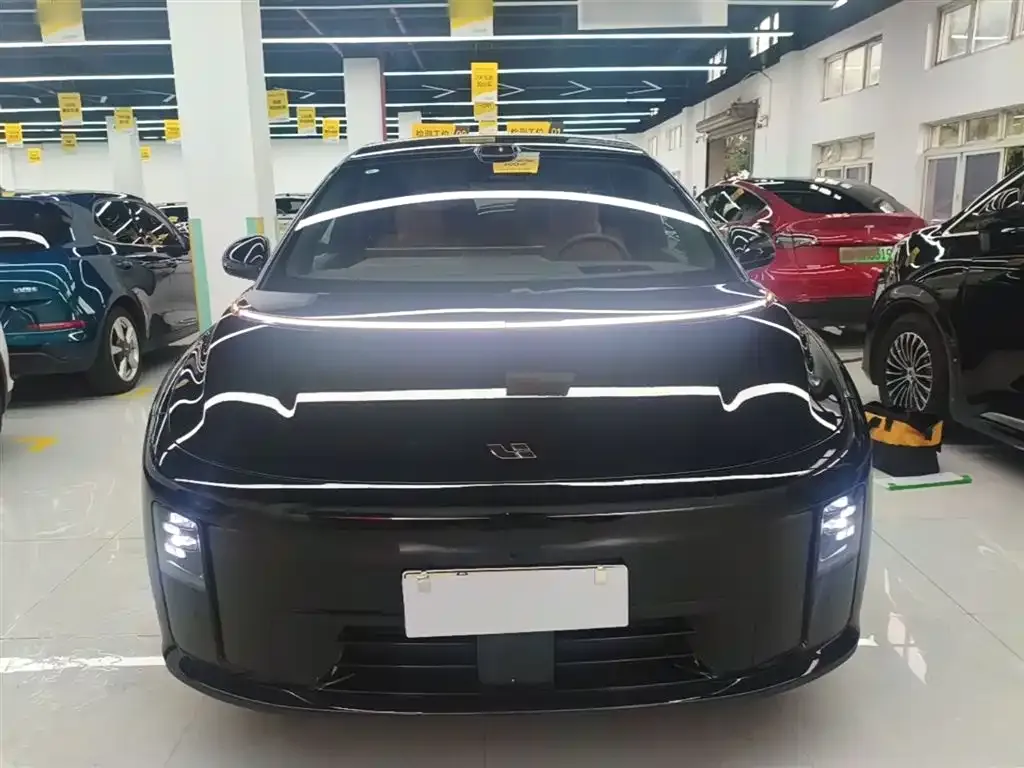 Li Auto i8 — фото 9