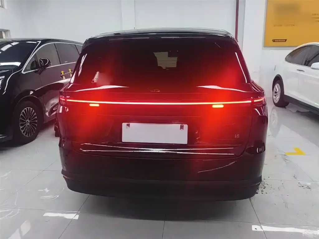 Li Auto i8 — фото 2