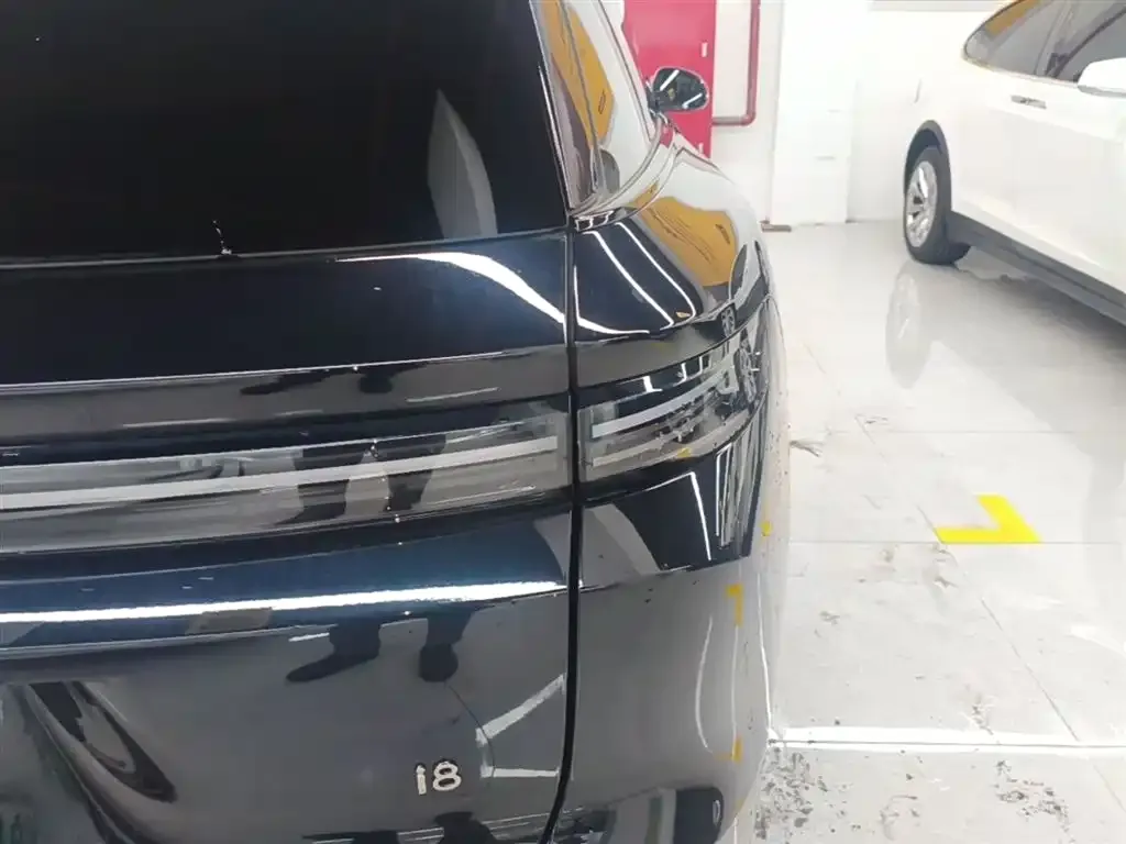 Li Auto i8 — фото 4