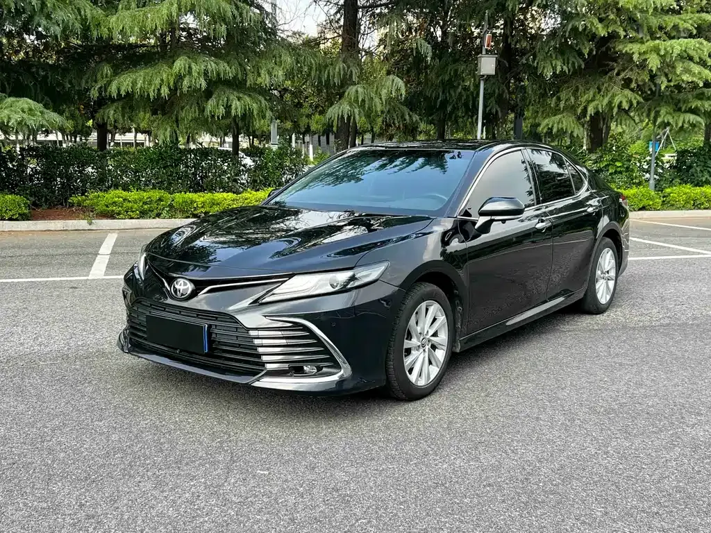 Toyota Camry — фото 1