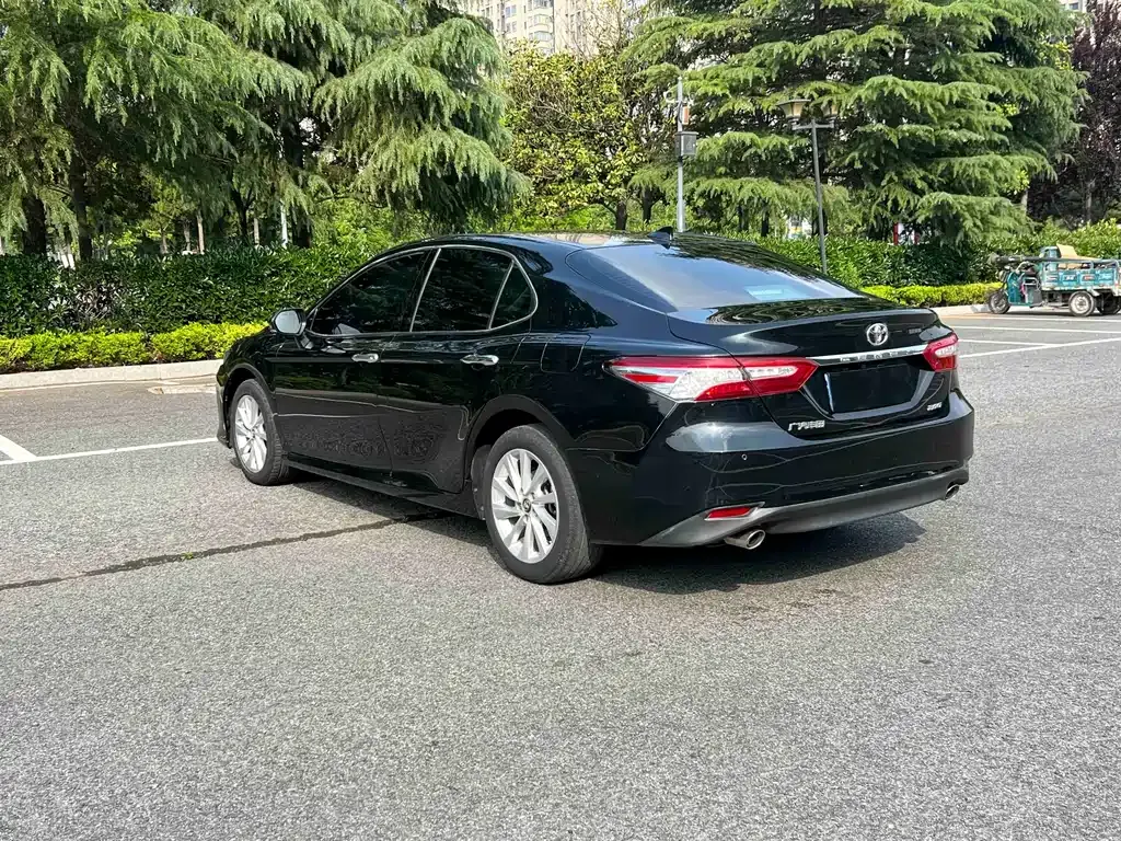 Toyota Camry — фото 10