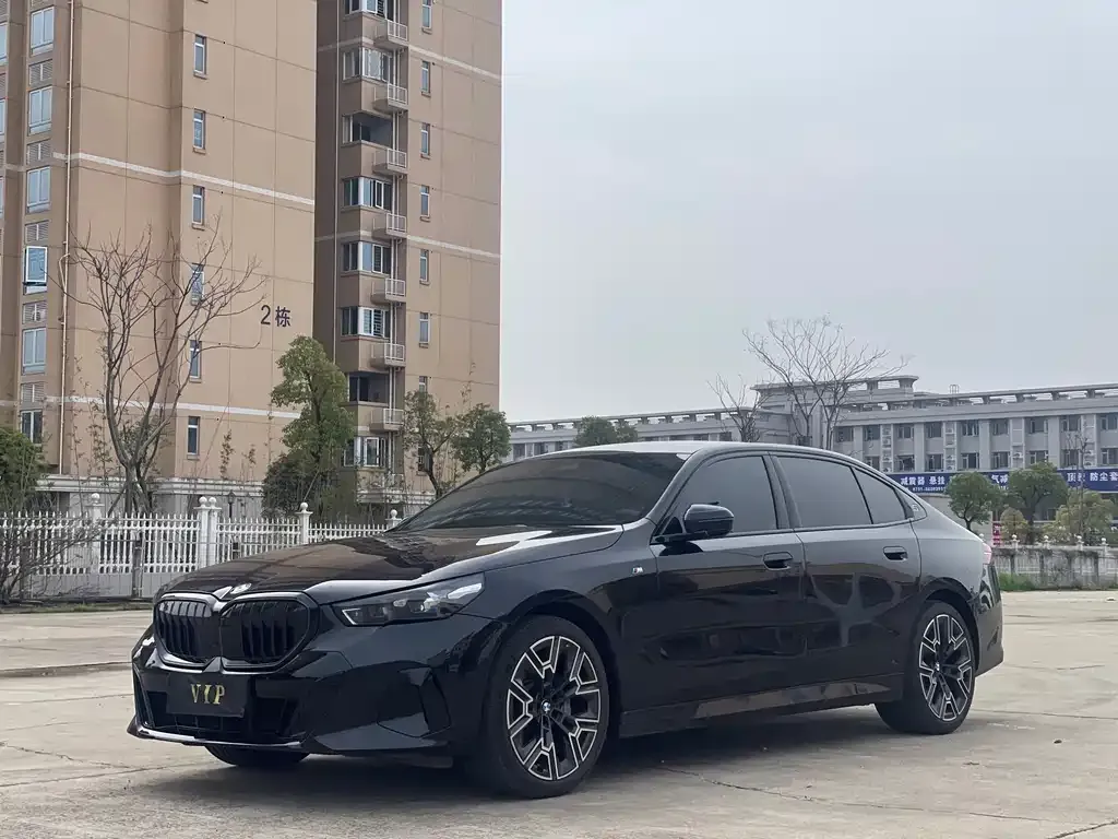 BMW 5 Series — фото 1