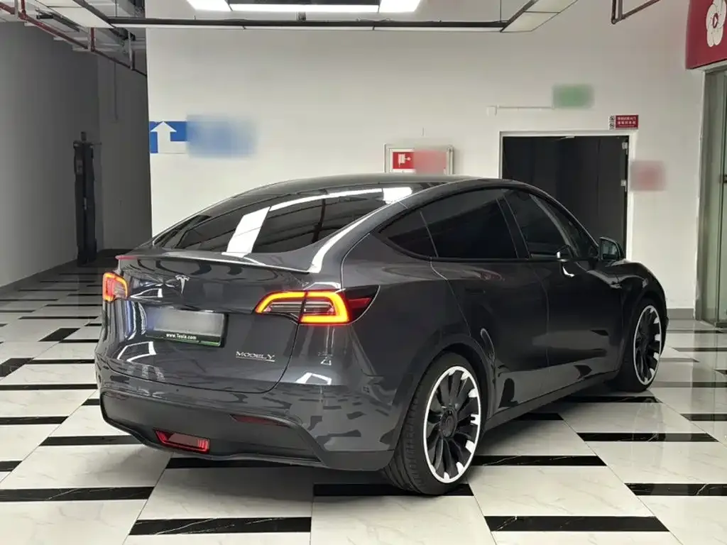Tesla Model Y — фото 8