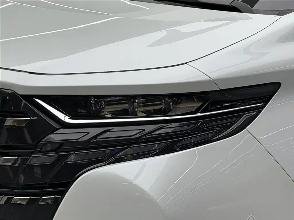 Toyota Alphard — фото 2