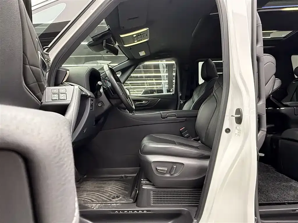 Toyota Alphard — фото 4