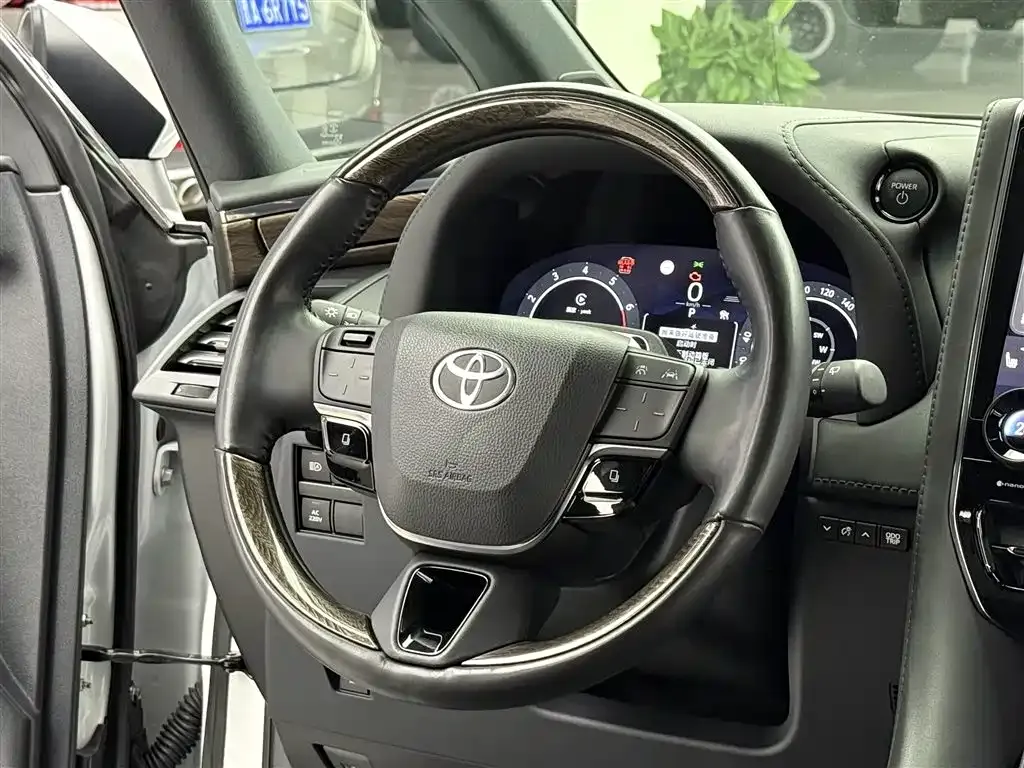 Toyota Alphard — фото 3