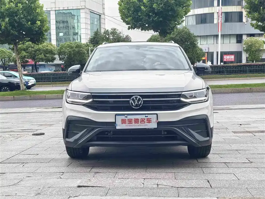 Volkswagen Tiguan L — фото 9