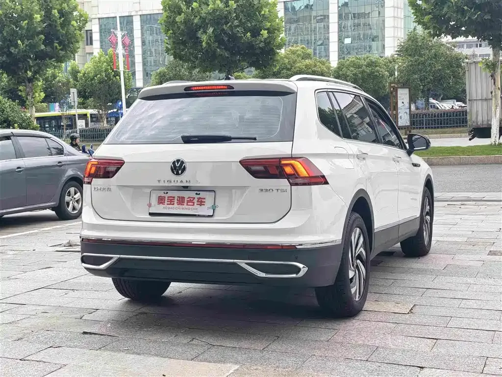 Volkswagen Tiguan L — фото 10
