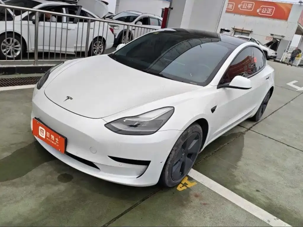 Tesla Model 3 — фото 1