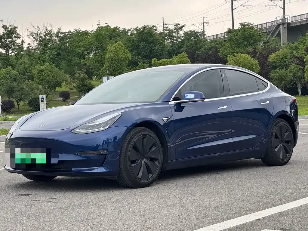 Tesla Model 3 — фото 1