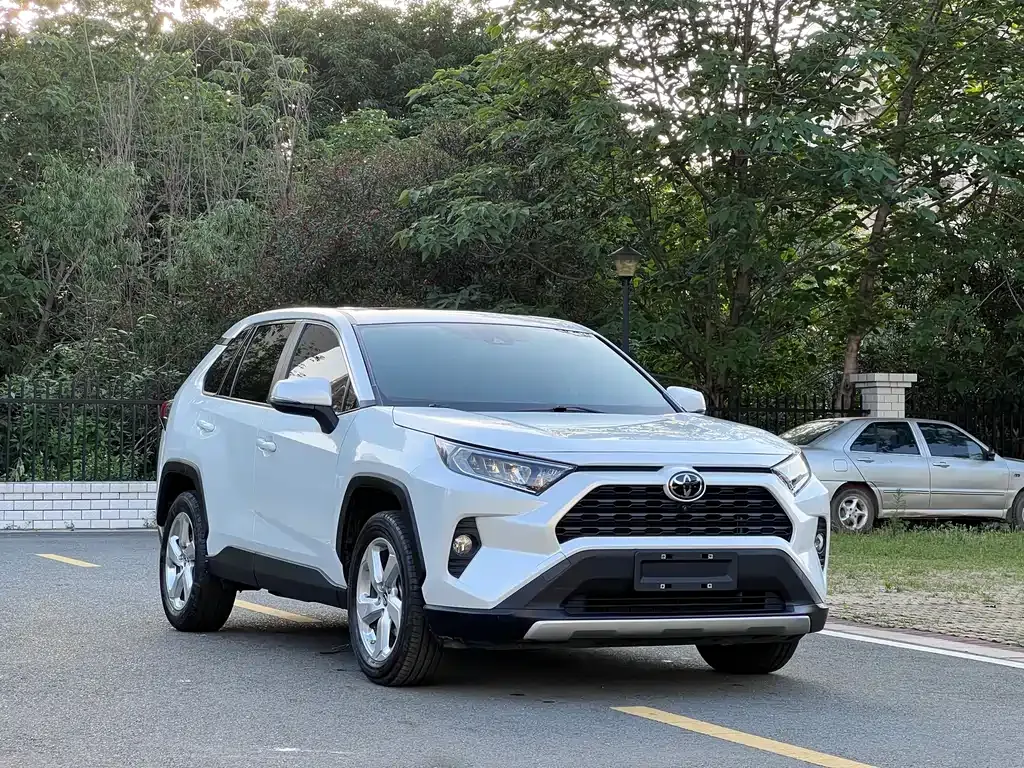 Toyota RAV4 — фото 7