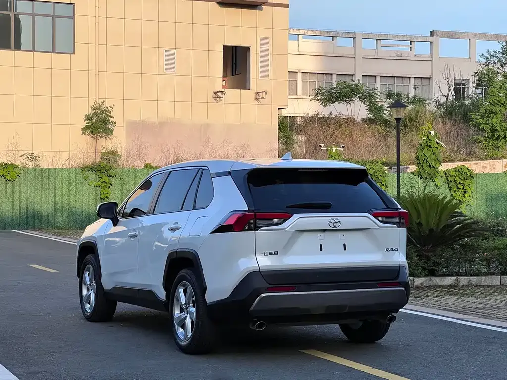 Toyota RAV4 — фото 3
