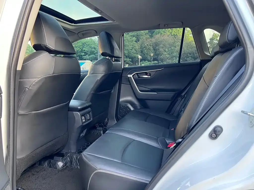 Toyota RAV4 — фото 8