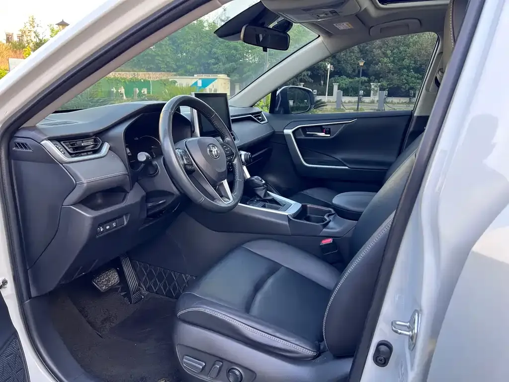 Toyota RAV4 — фото 9