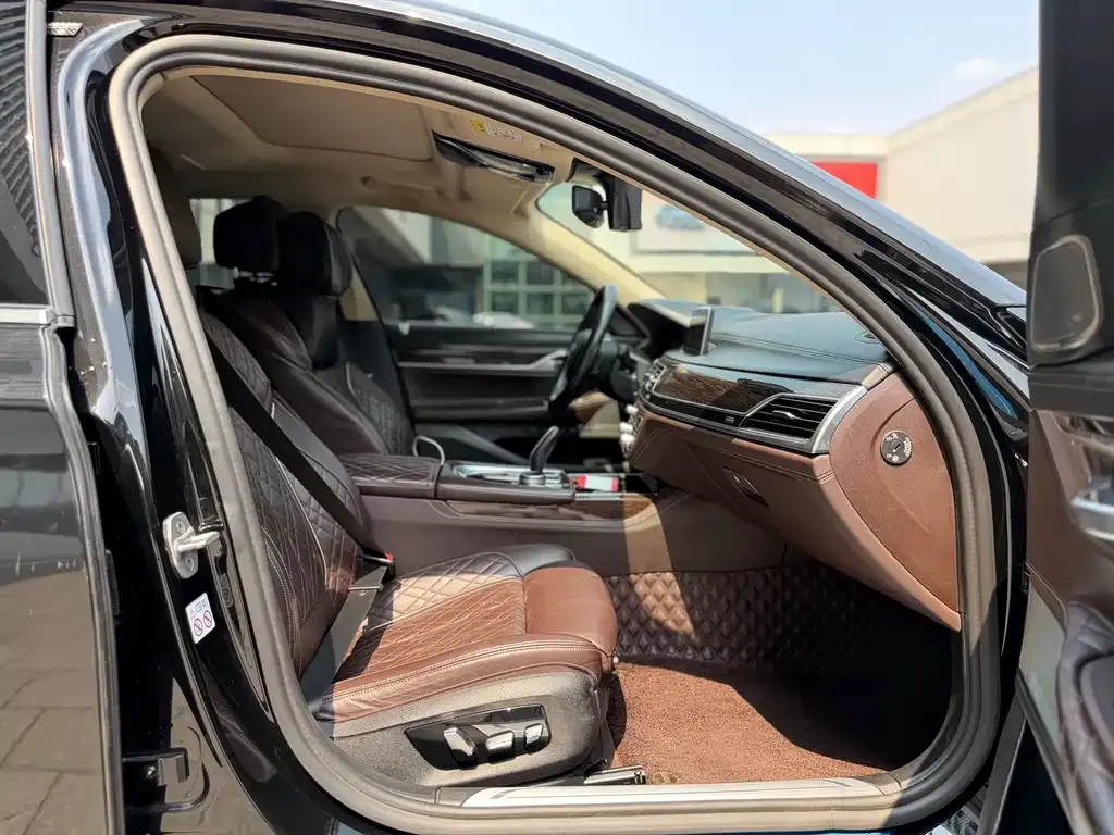 BMW 7 Series 2021 из CN, фото 7
