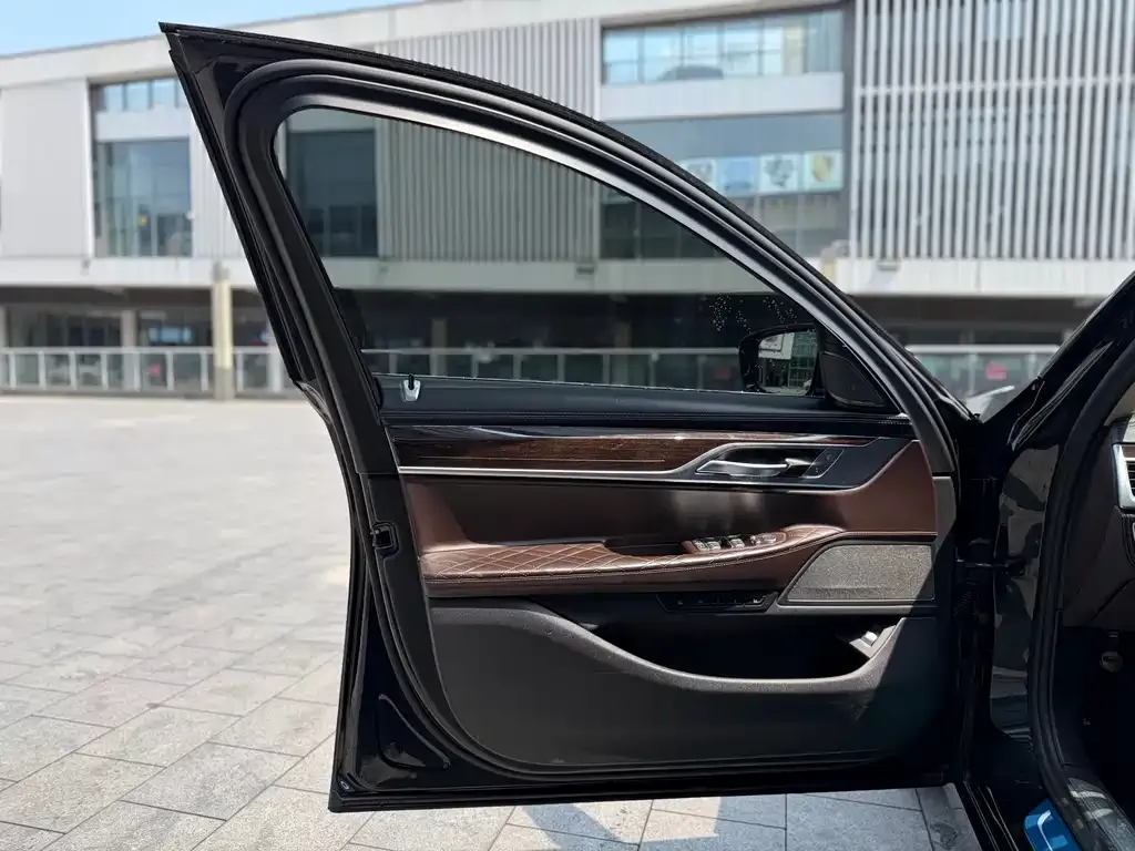 BMW 7 Series 2021 из CN, фото 10