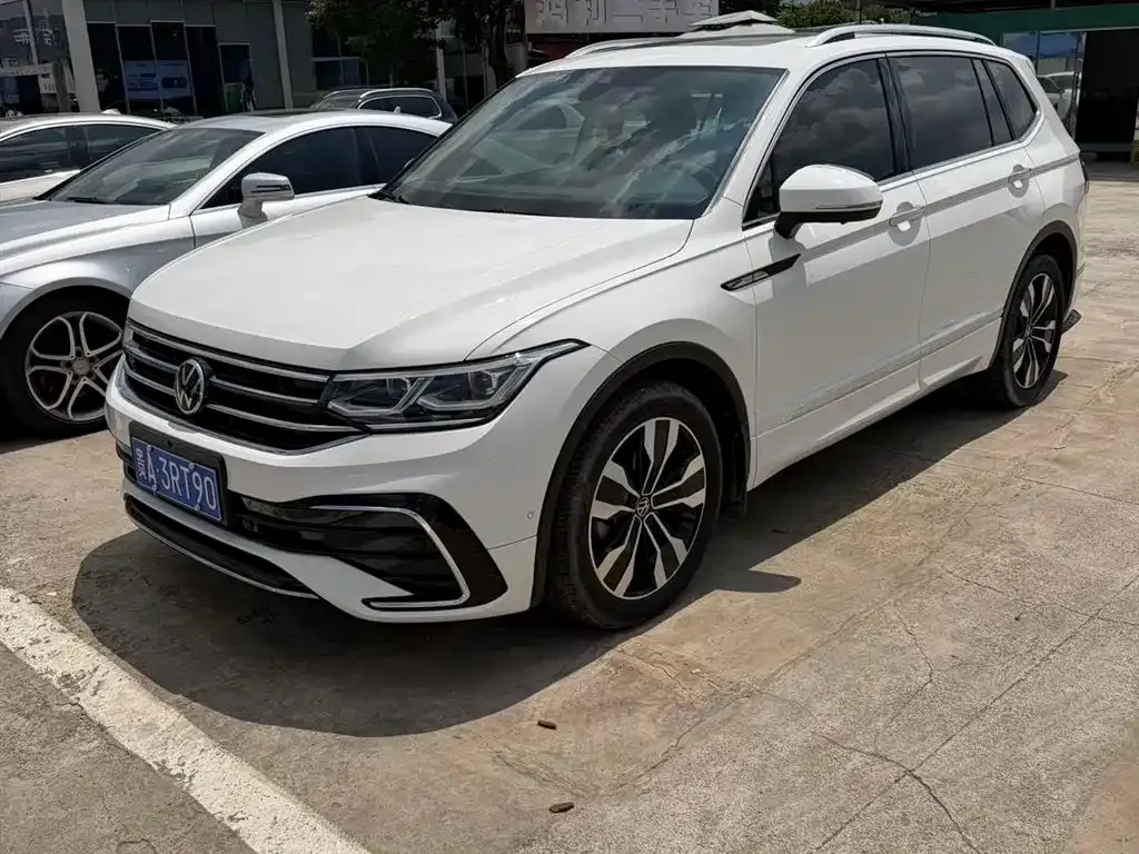 Volkswagen Tiguan L — фото 1