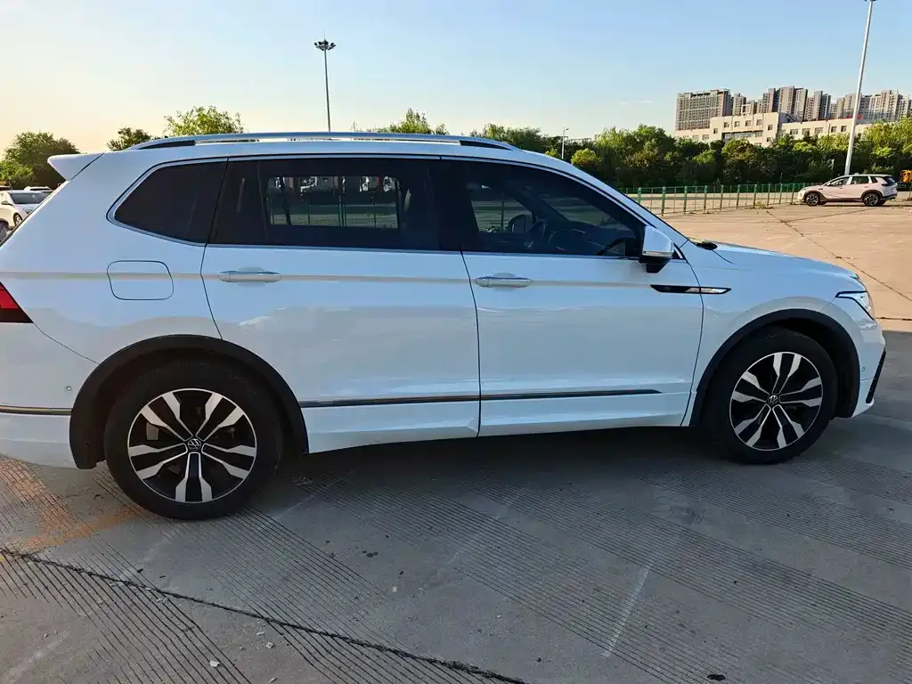Volkswagen Tiguan L 2023 из CN, фото 4