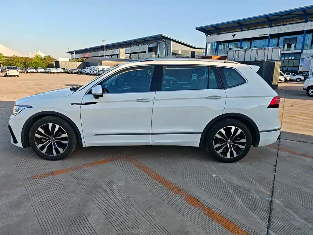 Volkswagen Tiguan L 2023 из CN, фото 9