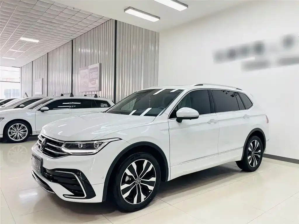 Volkswagen Tiguan L — фото 1