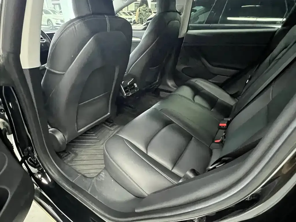 Tesla Model 3 — фото 9