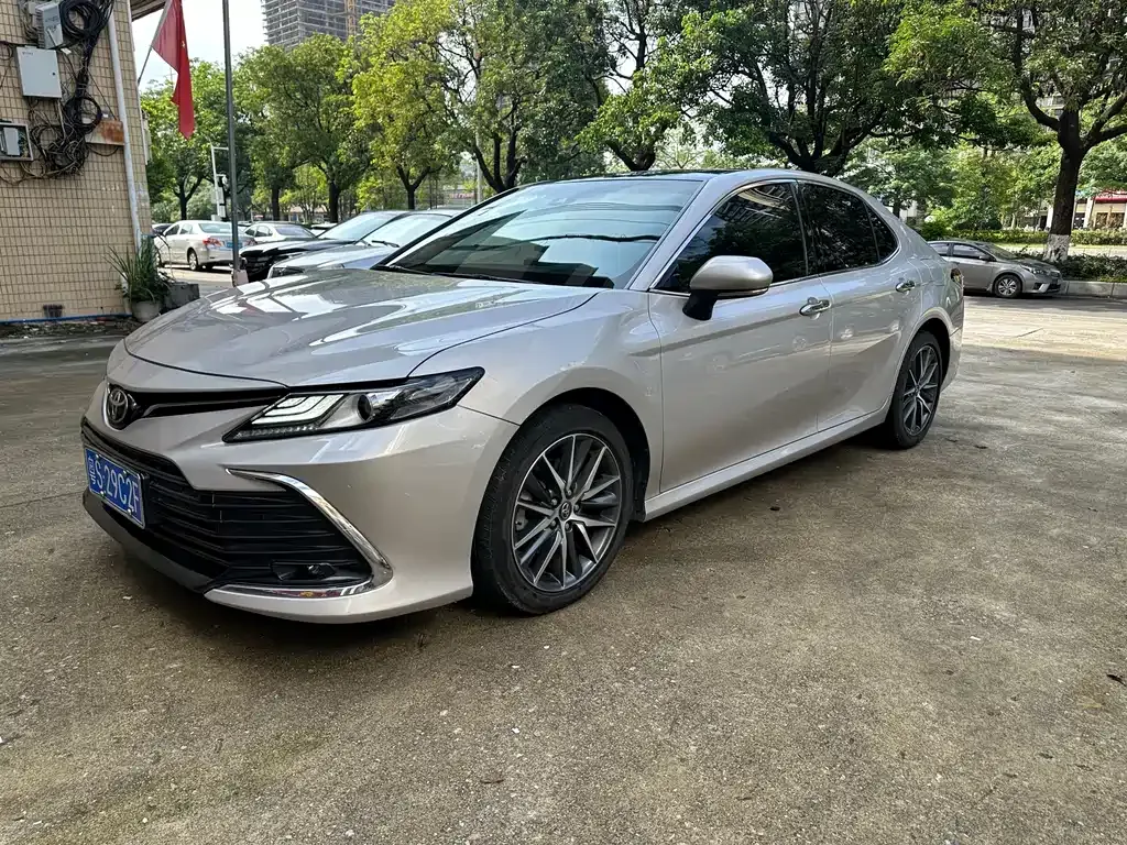 Toyota Camry — фото 1