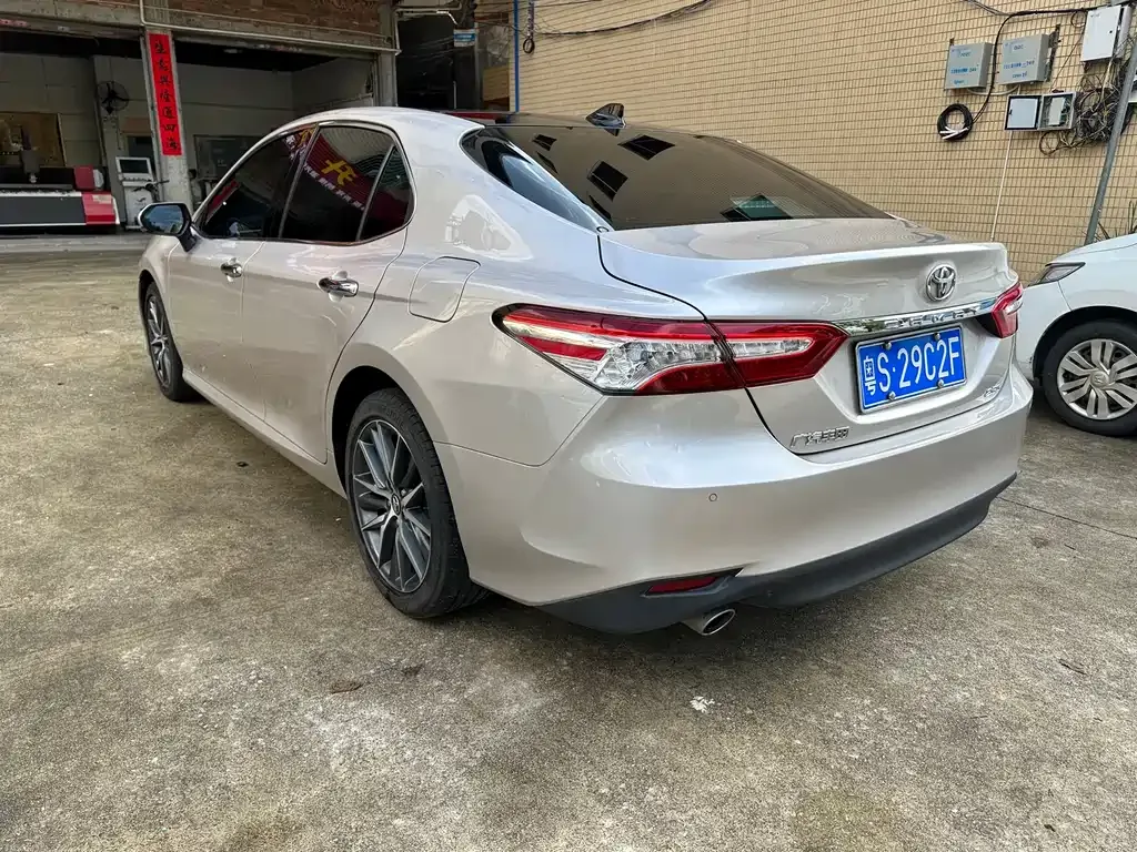 Toyota Camry — фото 9