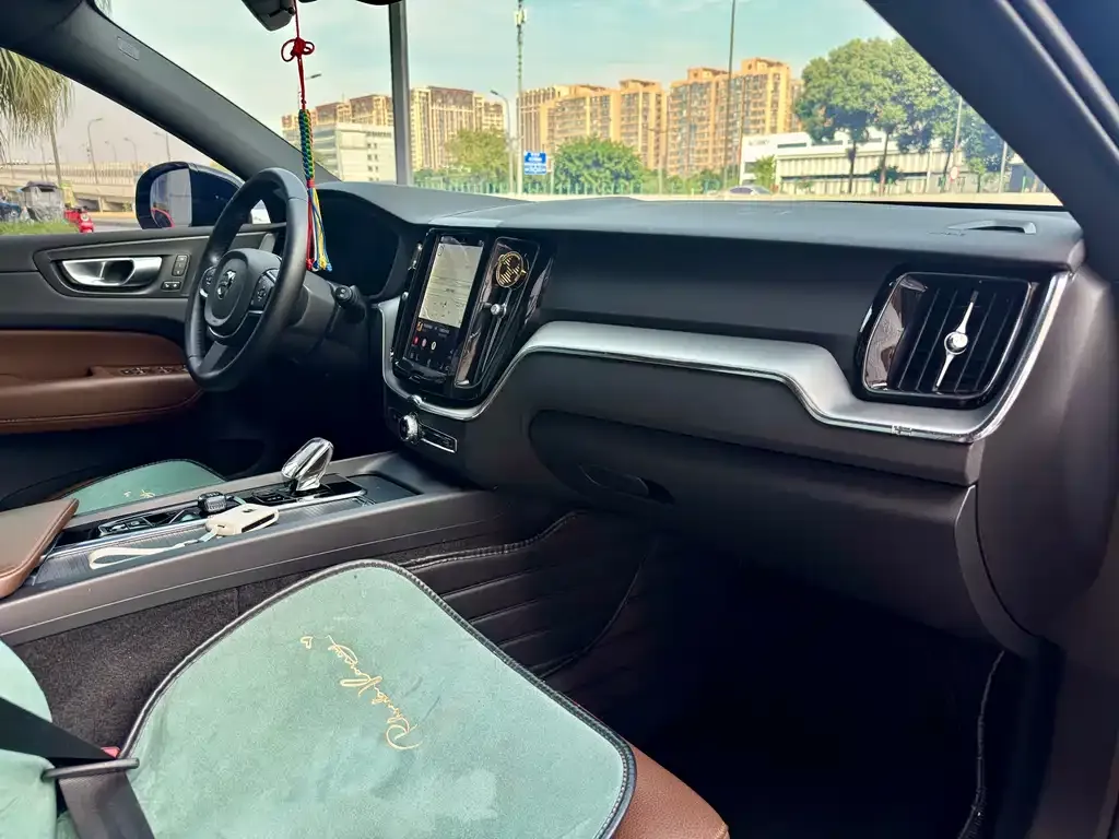 Volvo XC60 2023 из CN, фото 2