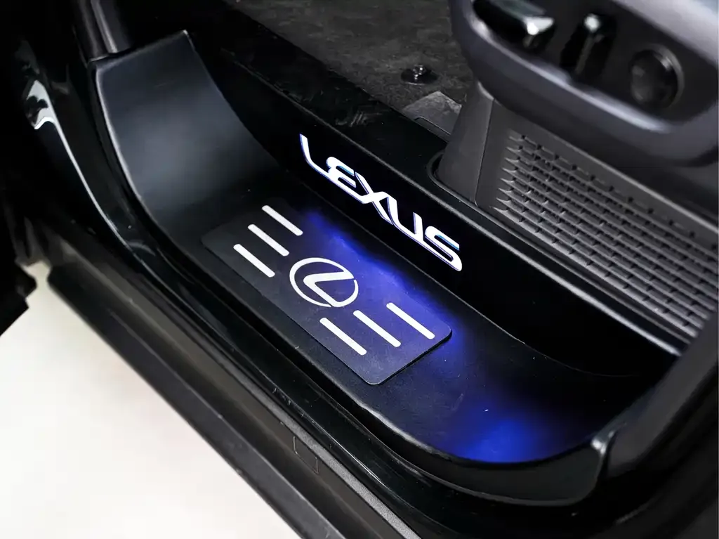 Lexus LM — фото 2