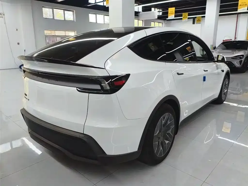 Tesla Model Y L — фото 7