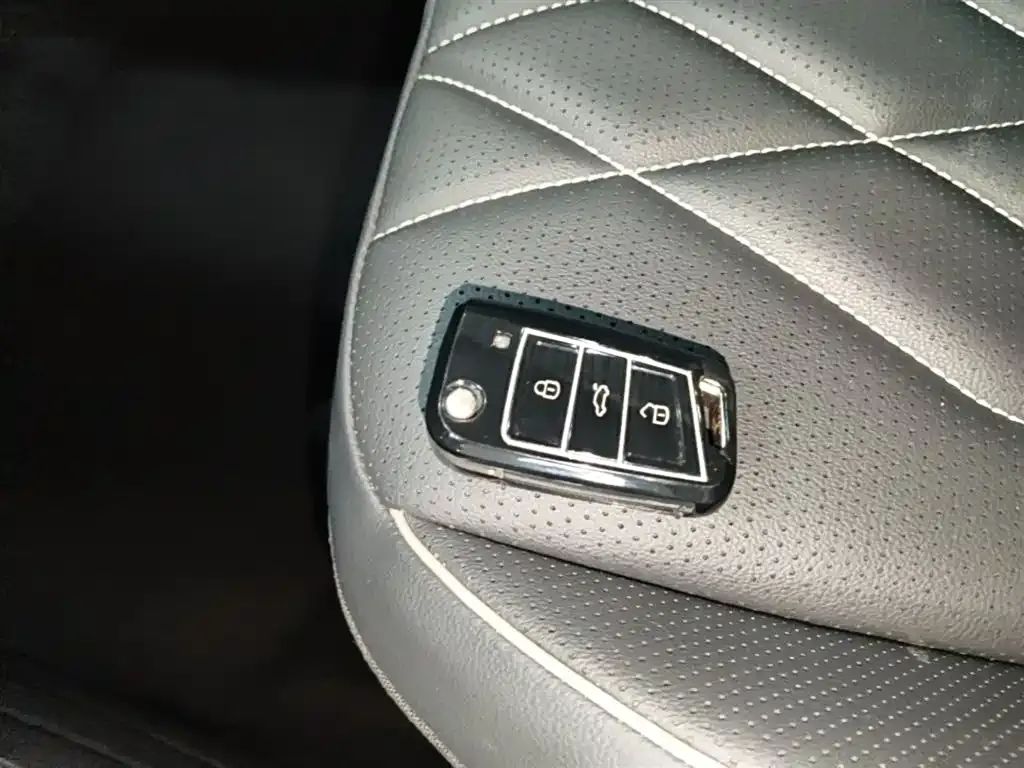 Volkswagen Tiguan L — фото 10