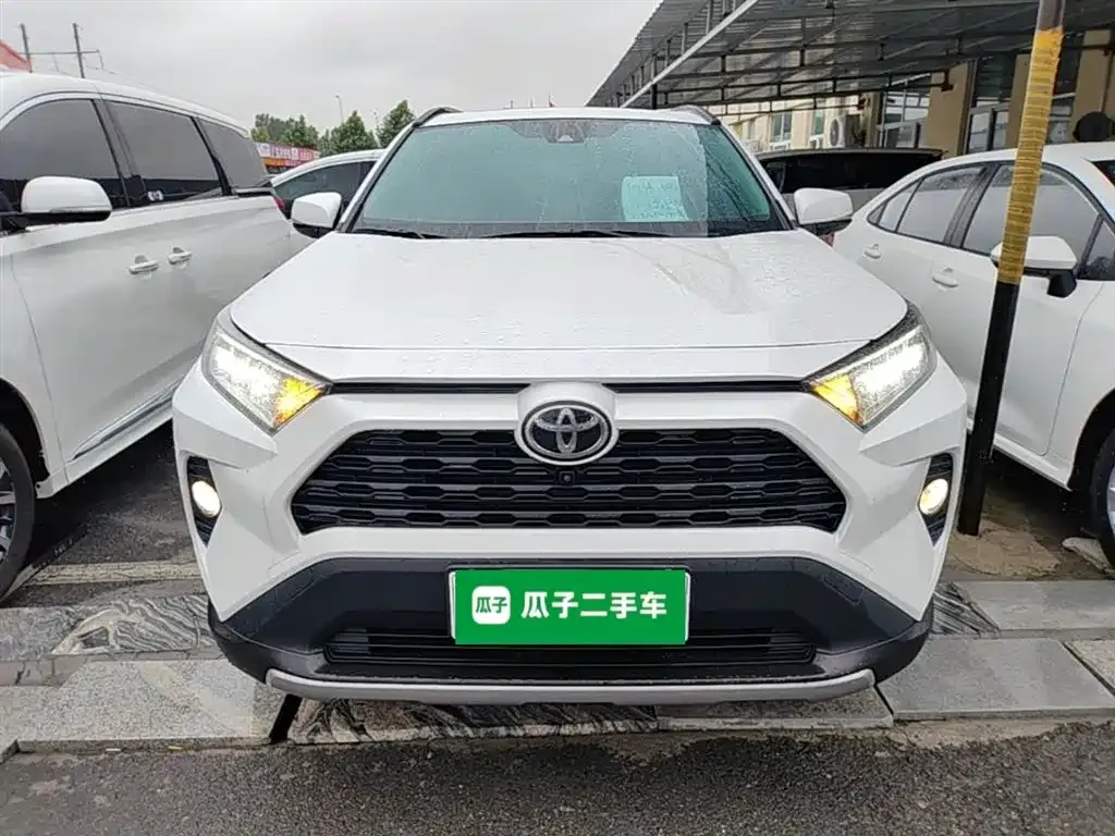 Toyota RAV4 — фото 7