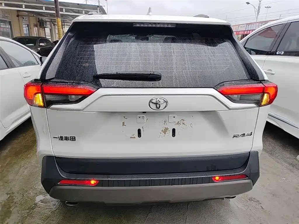 Toyota RAV4 — фото 8
