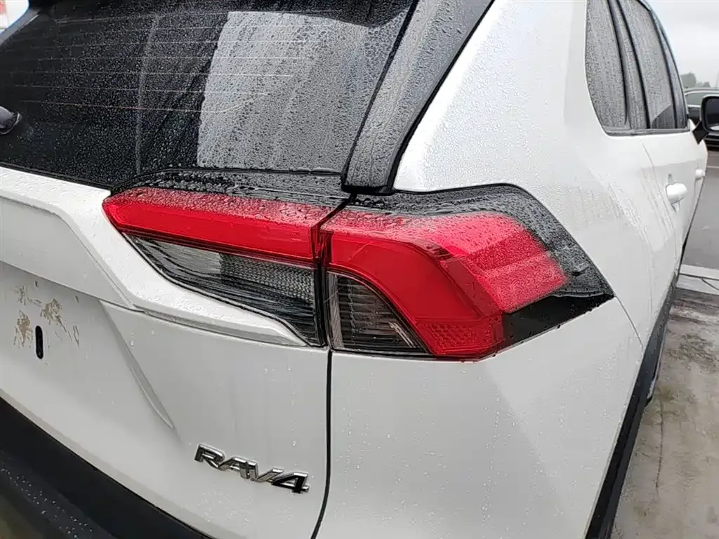 Toyota RAV4 — фото 2
