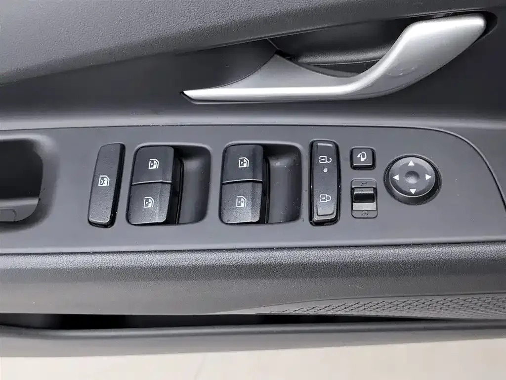 Hyundai Elantra — фото 9