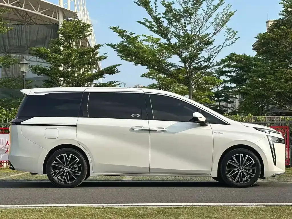 GAC Motor 传祺E8 PHEV — фото 9